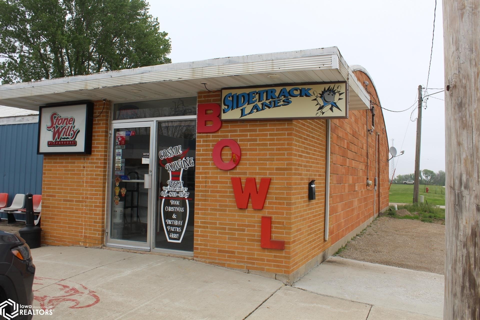 Thriving Bowling Alley - Sidetrack Lanes