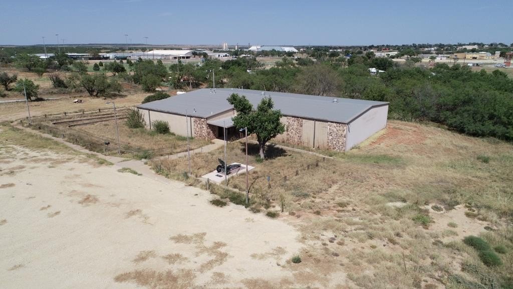 Spacious Commercial Building in Sweetwater
