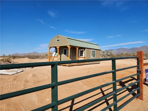 Off-Grid Desert Homebase with Views
