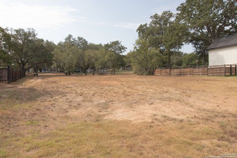 LAND - La Vernia, TX