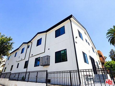 Single-Level Four-Unit Quadplex