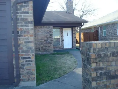 Well-Maintained Duplex in Burleson, TX