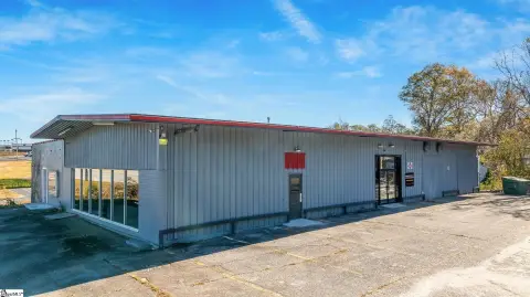 Adaptable Commercial Building on Wade Hampton