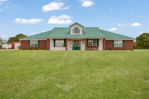Blossom, TX Farm/Estate with Acreage