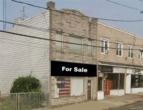 Riverhead Commercial Building Near Courts