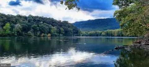 Shenandoah Riverfront Farmland