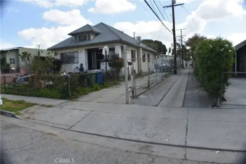 Los Angeles Duplex with Detached Garage
