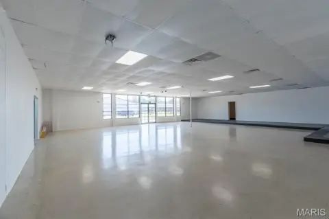 Versatile Commercial Building on Highway