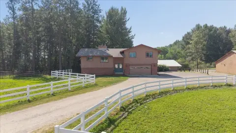 Equestrian Estate With Indoor Arena