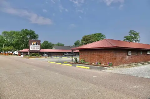 Hornbeak Resort with Multiple Structures