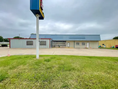 Commercial Building with Highway Visibility