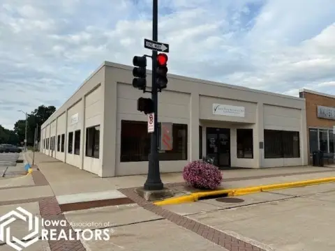 Updated Corner Building in Algona