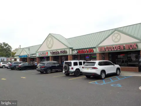 Retail Space in Shopping Plaza