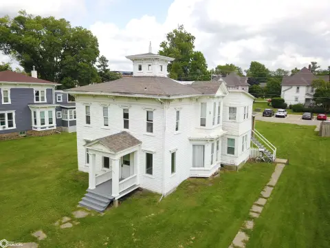 Spacious Duplex Near Grinnell College
