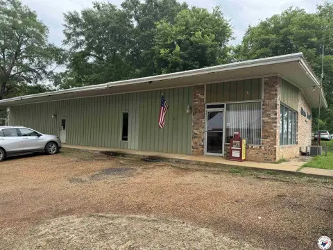 Versatile Commercial Building on Main
