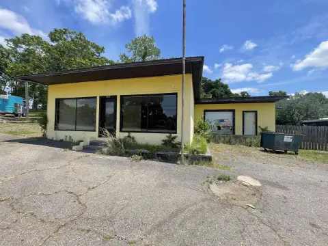 High-Visibility Highway Retail Suite