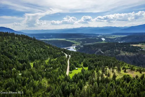 Picturesque Land with Expansive Views