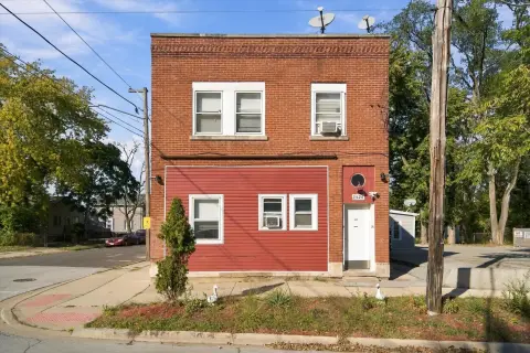 6-Unit Apartment Building