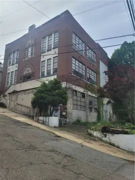 Versatile McKees Rocks Commercial Property