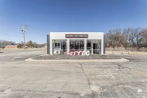Storefront Building with Expansion Land