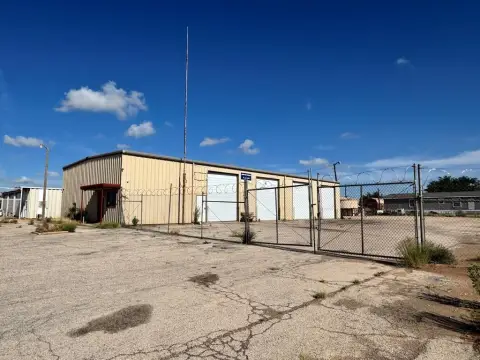 Versatile Shop in High-Traffic Area