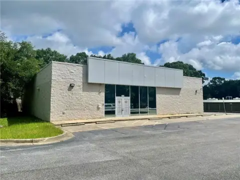Retail Building with Warehouse Access