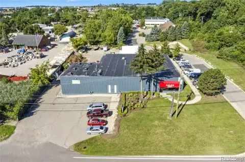 Versatile Commercial Complex in Lake Orion