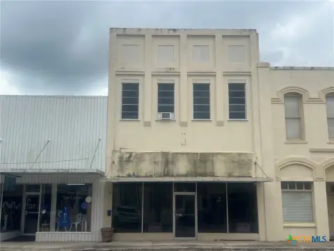 Mixed-Use Building with Upstairs Apartment Space