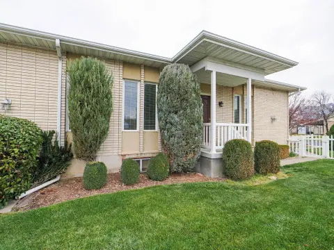 East Side Duplex with Vacancy