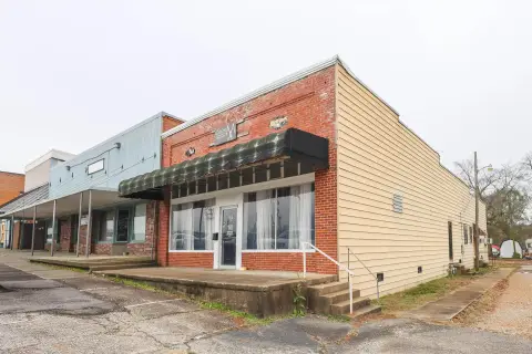 Equipped Commercial Building in Amity