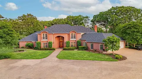 Picturesque Ranch Estate Near Omaha, TX