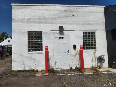 Eastpointe Warehouse with Dedicated Parking