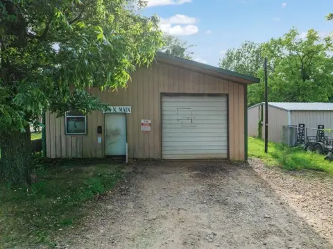 Insulated Commercial Shop in Paris, TX