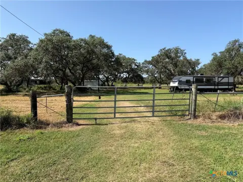 Unrestricted Oak-Studded Land