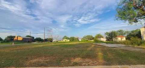 Corner Lot in Cotulla, TX