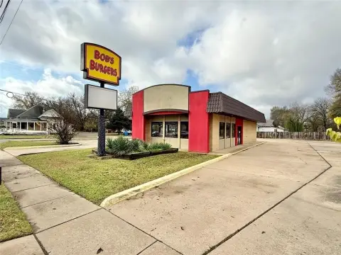 Restaurant Building in Prime Location