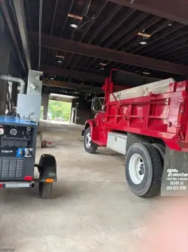 Spacious Garage with Crane/Hoist