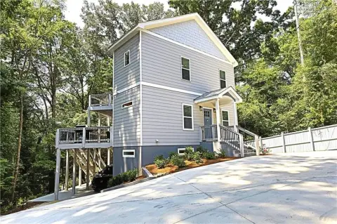 Lakefront Multifamily Property in Austell