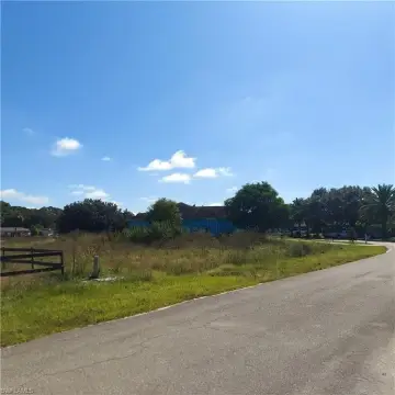 Residential Land in Alva, Florida