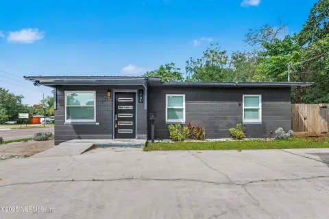 Versatile Commercial Property in Arlington