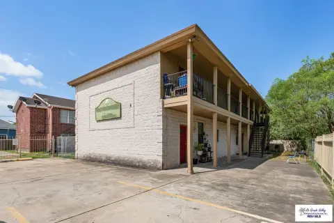 6-Unit Apartment Building