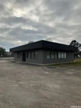 Versatile Restaurant and Retail Building