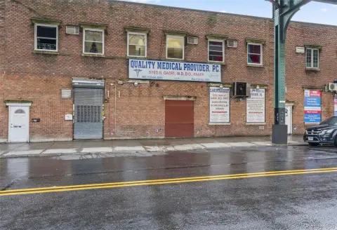 Mixed-Use Building in Richmond Hill