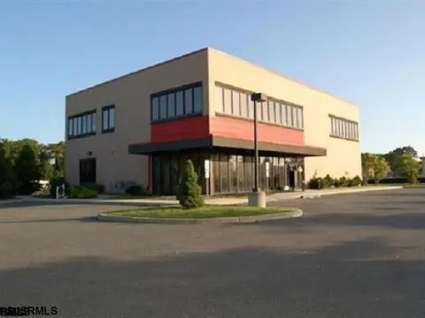 Turnkey Salon Suite with Parking