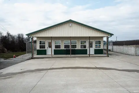 Specialty Property with Kennel Facilities