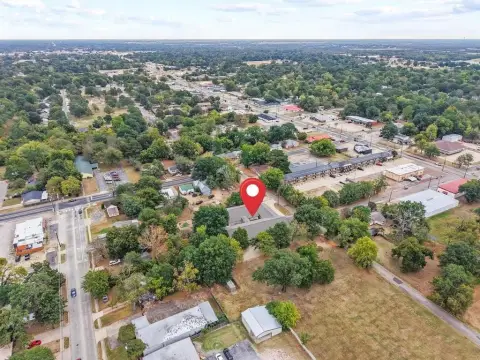 Versatile Commercial Property in Paris, TX