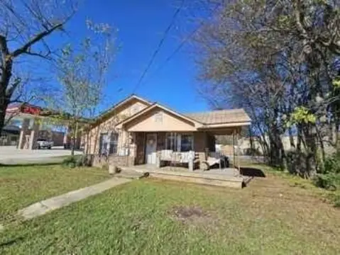 Clarksville Commercial Building with Carport