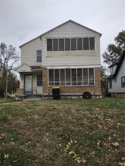 Vacant Duplex Near Plaza Area