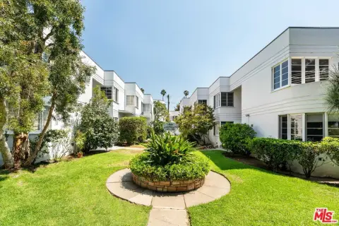15-Unit Streamline Moderne Apartment Building