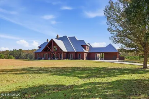 Kiln, MS High Fenced Ranch